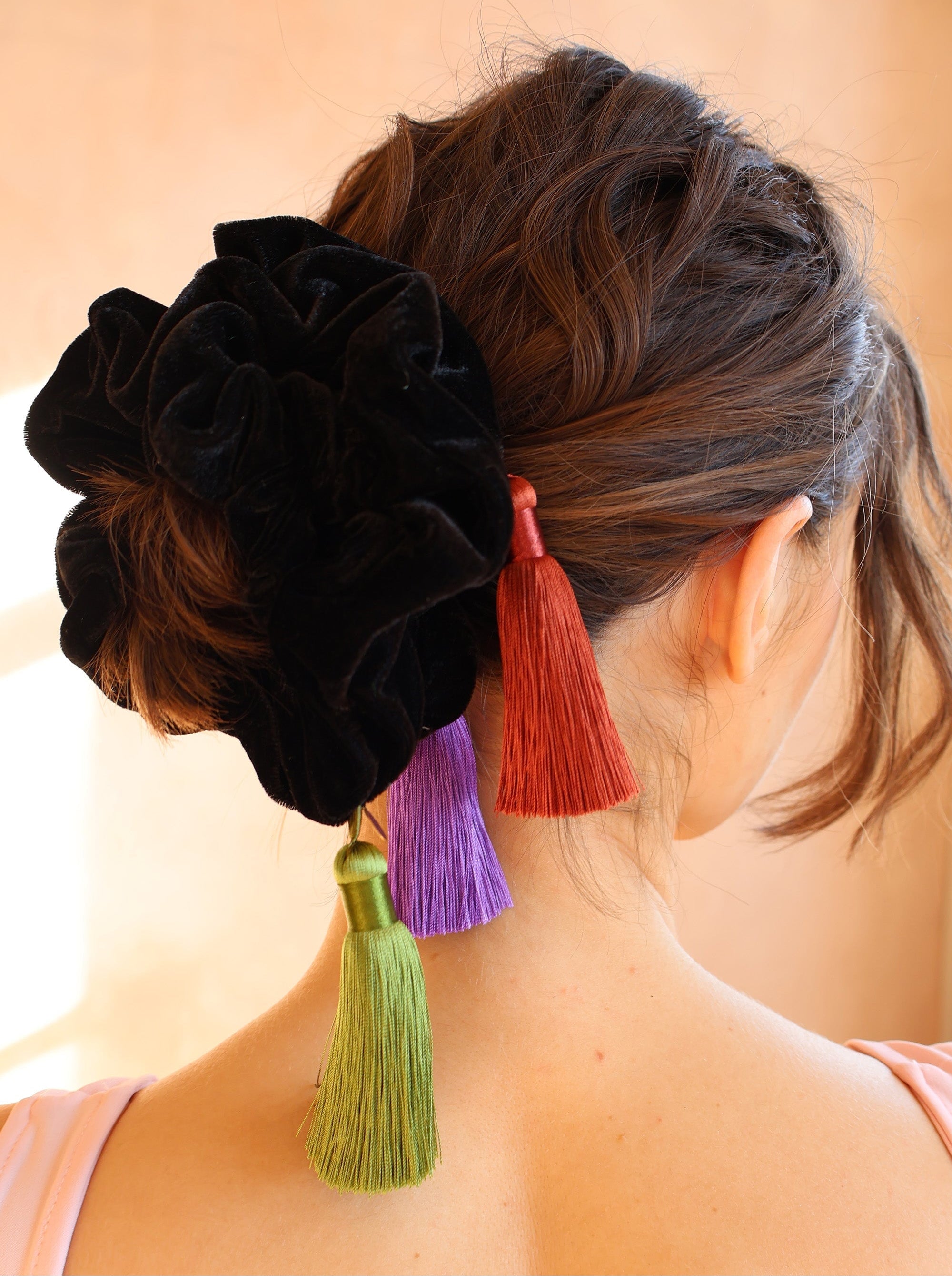 GALERIE TASSEL SCRUNCHIE Epona Valley Green 